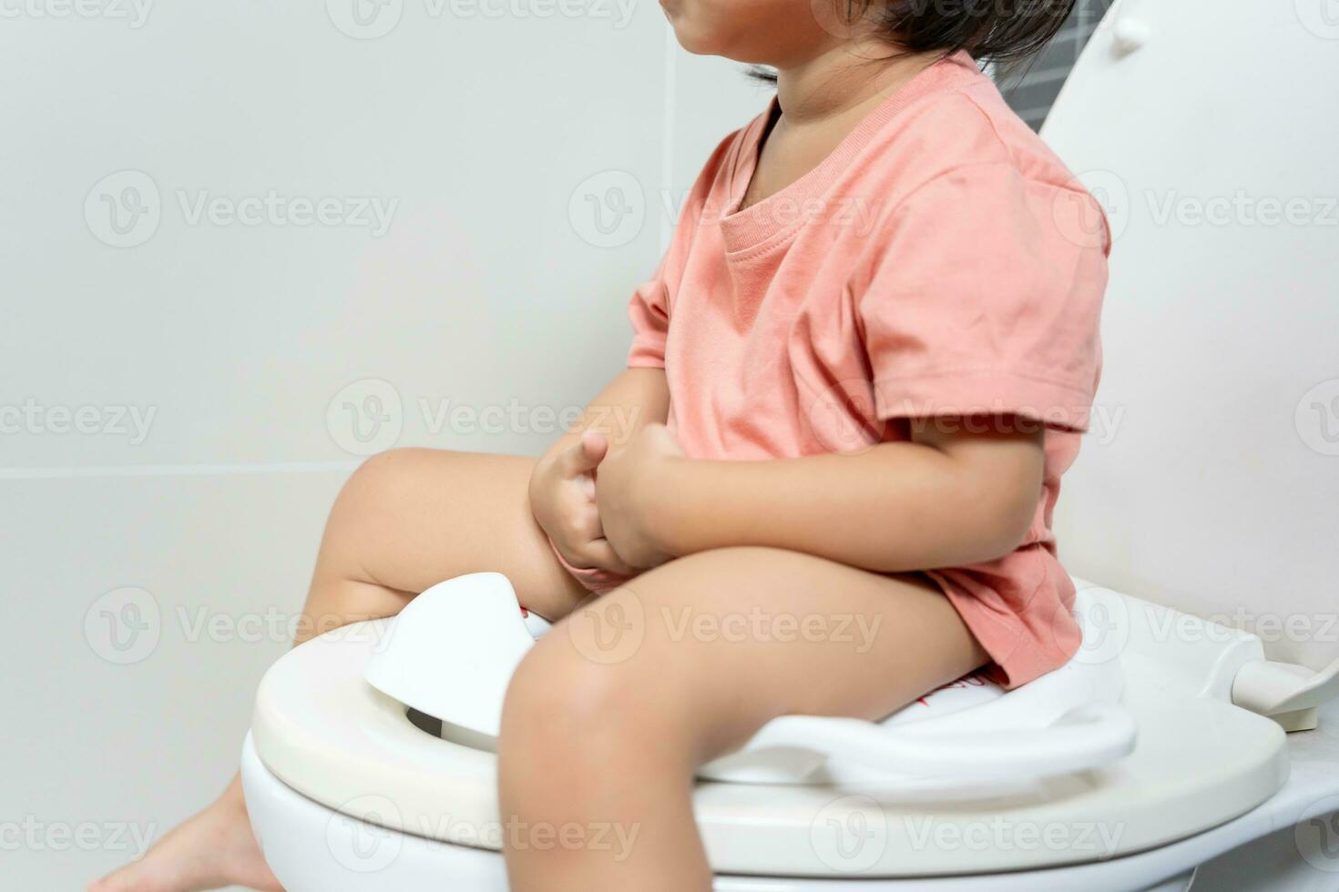 Kind gehen zu das Toilette, Verstopfung im Kinder, Dyspepsie, Bauch Schmerz, Weinen, Stuhlgang, anstrengen, Urin- Inkontinenz, Blut im das Schemel, Darm Probleme, Geschwür Kolitis, Durchfall foto