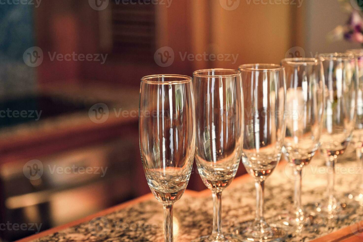Reihe von Glas Wein mit glänzend auf Bar foto