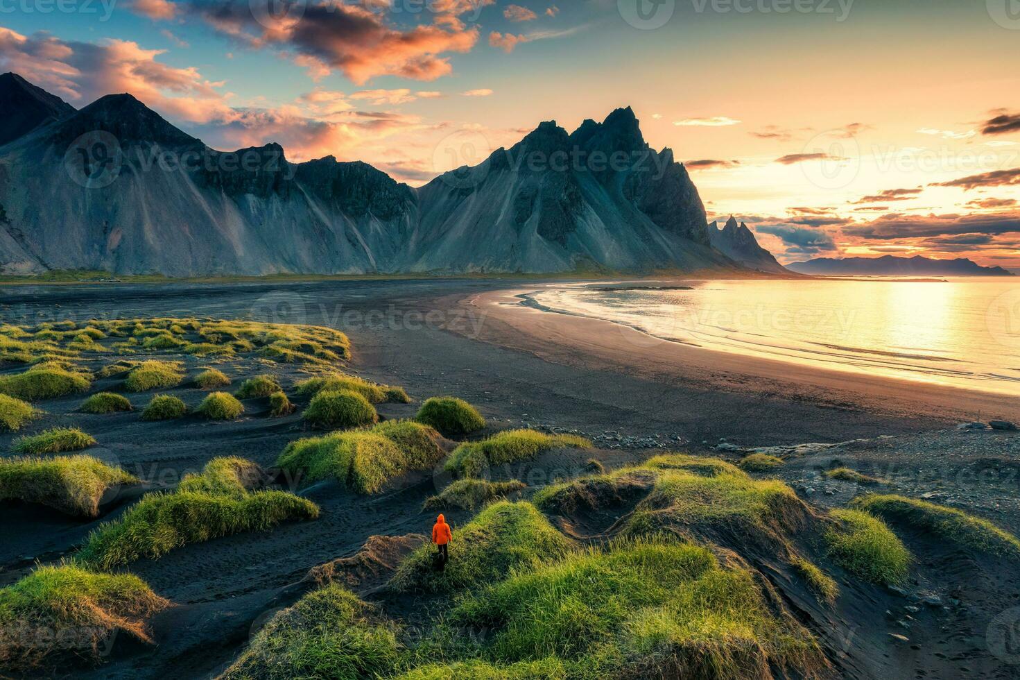 Sonnenaufgang Über Vestrahorn Berg auf schwarz Sand Strand im stokksnes Halbinsel beim Island foto