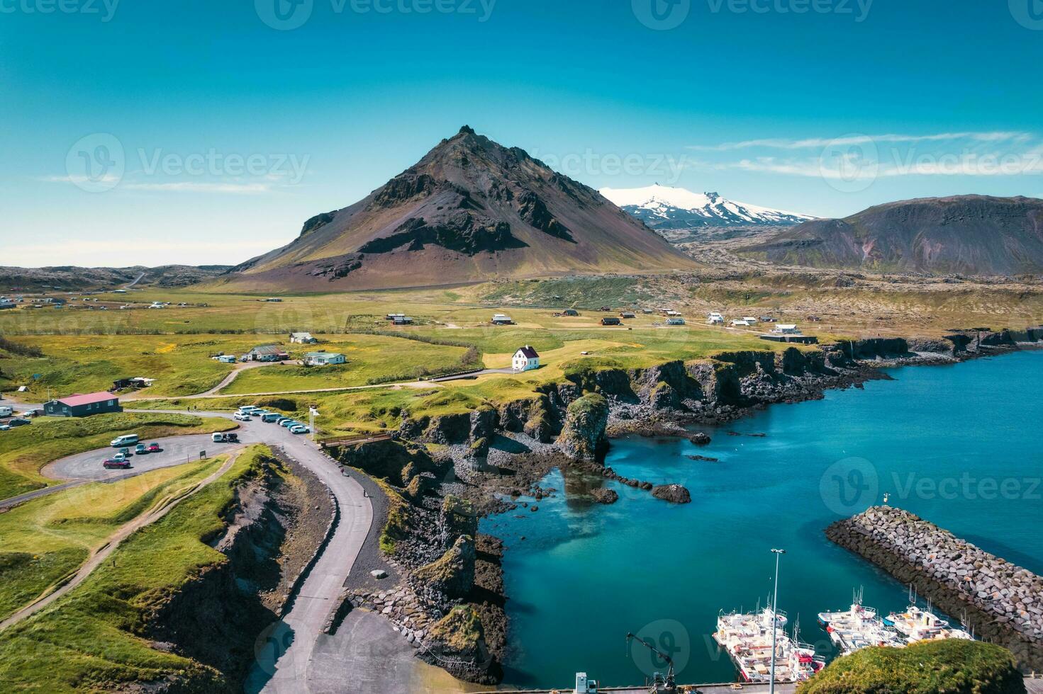 Arnarstapi Angeln Dorf mit nordisch Haus und Stapafell Berg auf Küste im snaefellsnes Halbinsel beim Island foto