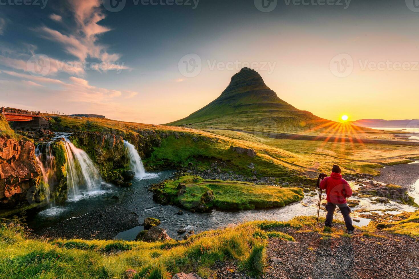 Sonnenaufgang Über vulkanisch kirkjufell Berg und Fotograf Mann Stehen im Sommer- beim islandnaefellsnes Halbinsel, Island foto