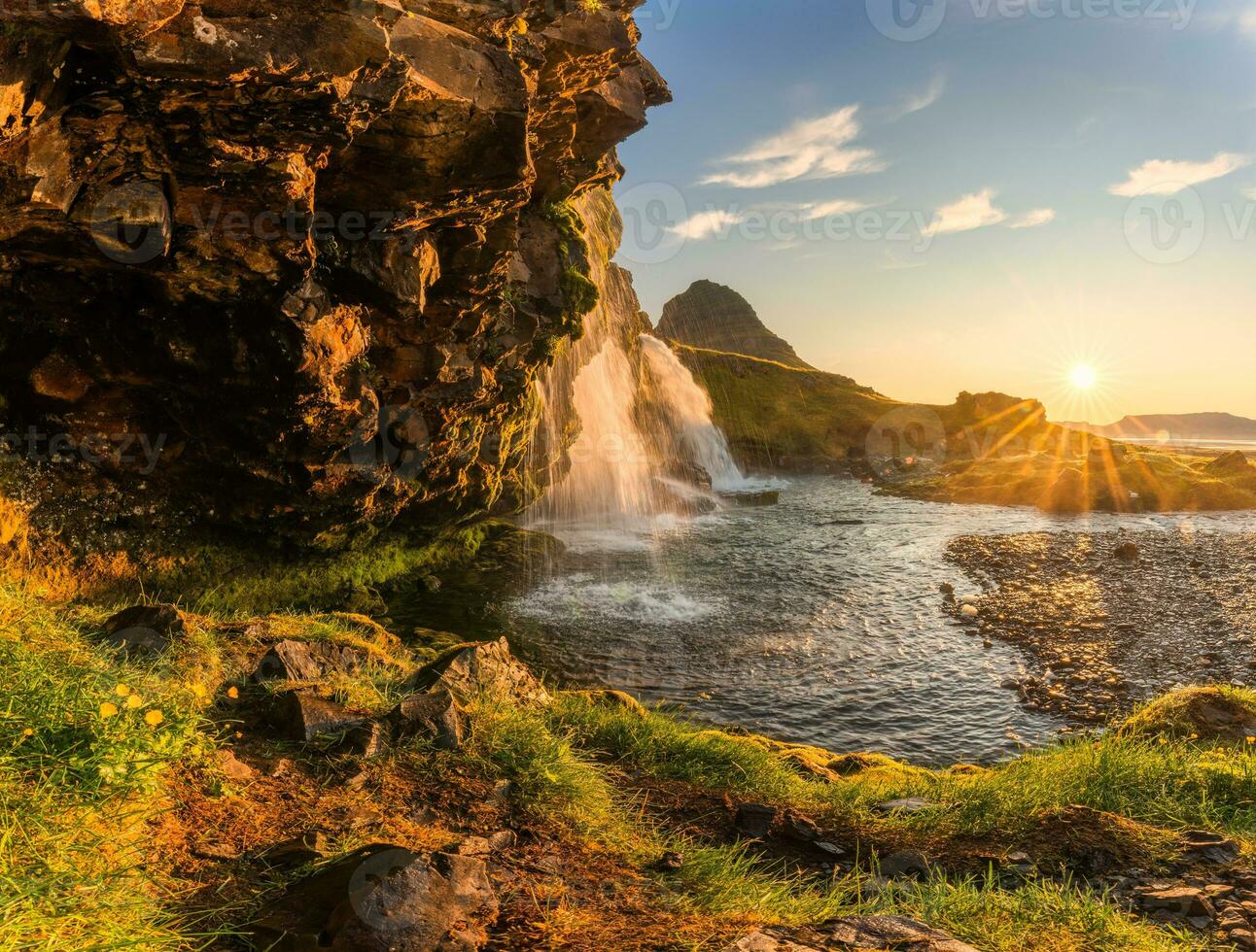 Sonnenaufgang Über vulkanisch kirkjufell Berg mit Wasserfall fließend im Sommer- beim Island foto