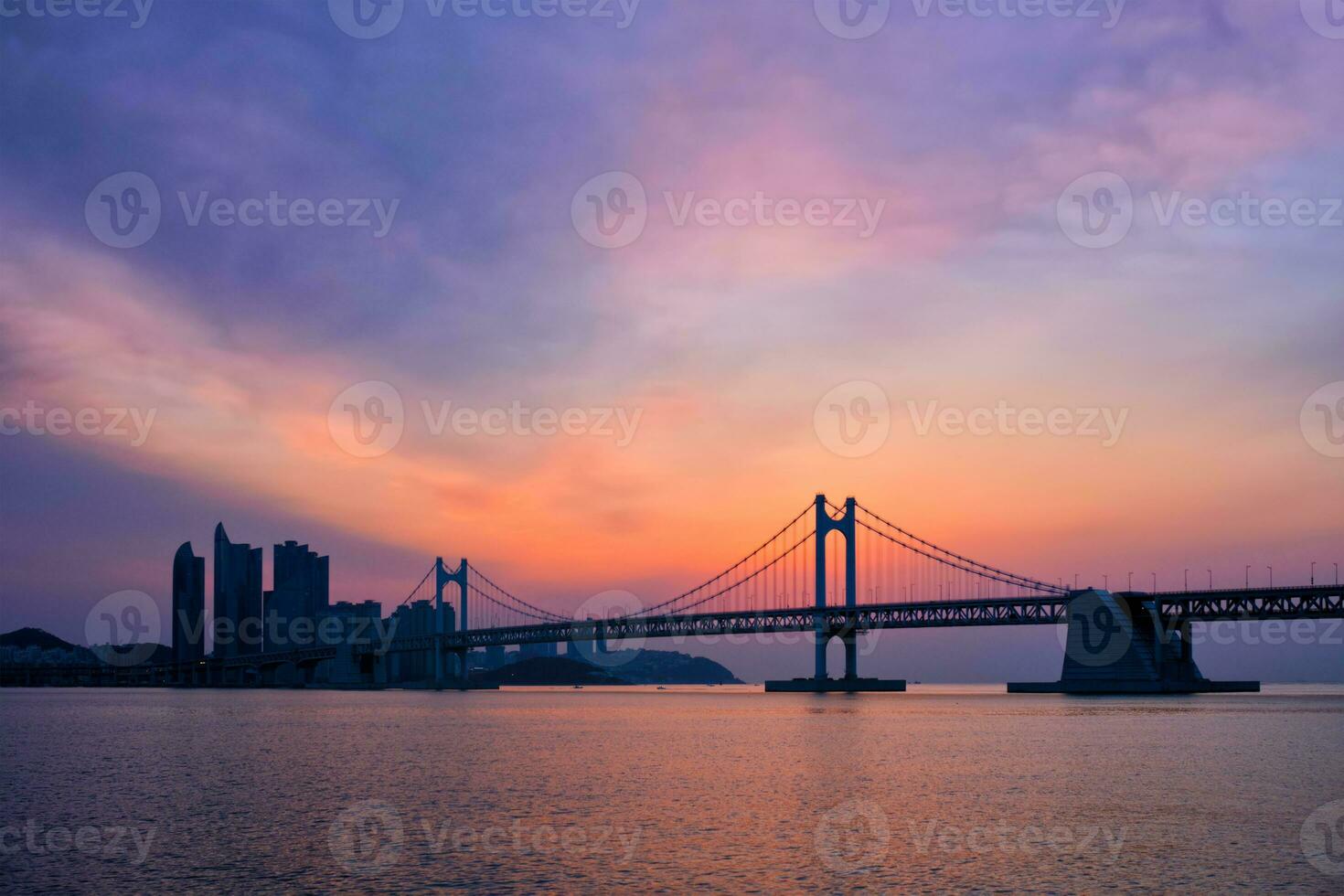 gwangan Brücke auf Sonnenaufgang. Busan, Süd Korea foto