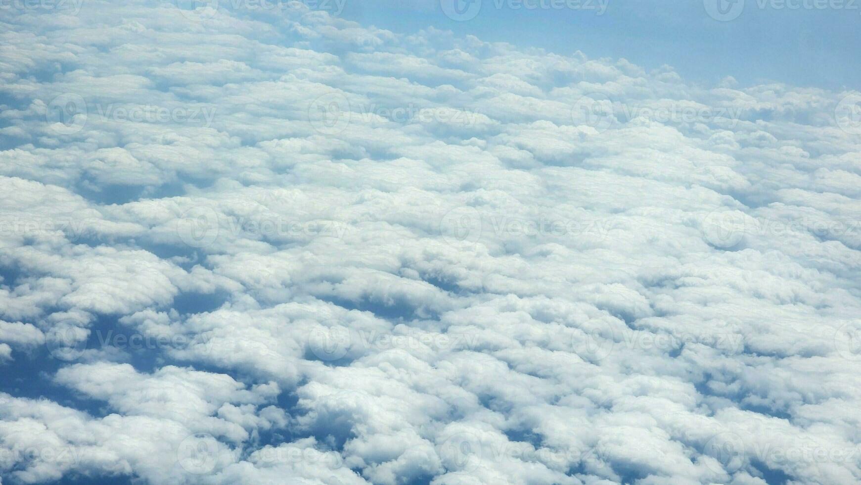 Blau Himmel und Weiß Wolken wie gesehen durch Fenster von ein Flugzeug. foto