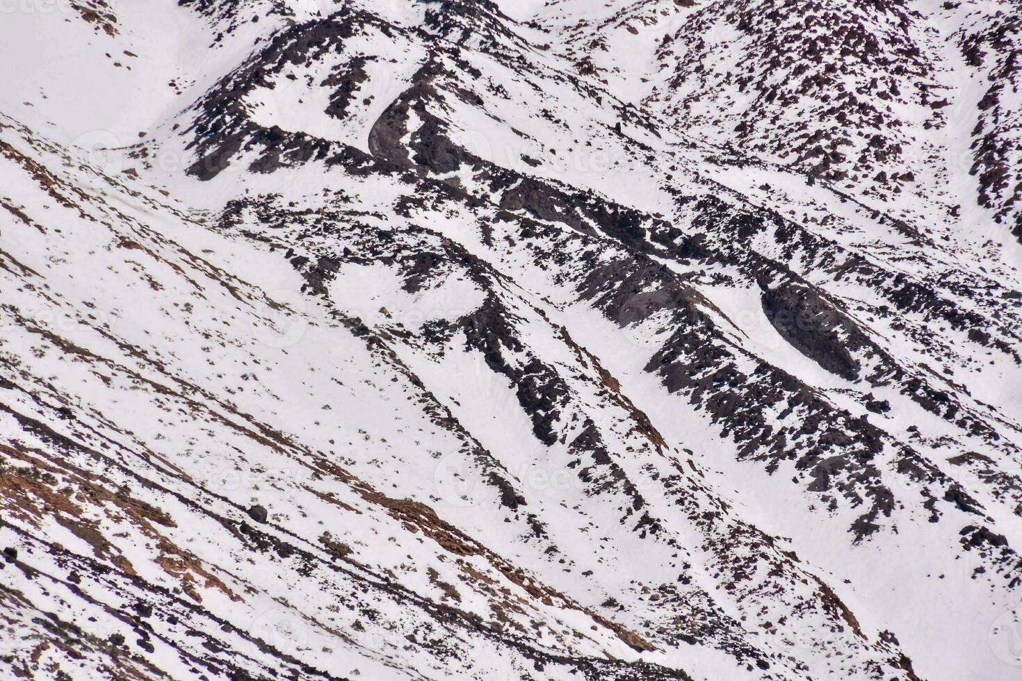 ein Schnee bedeckt Berg foto