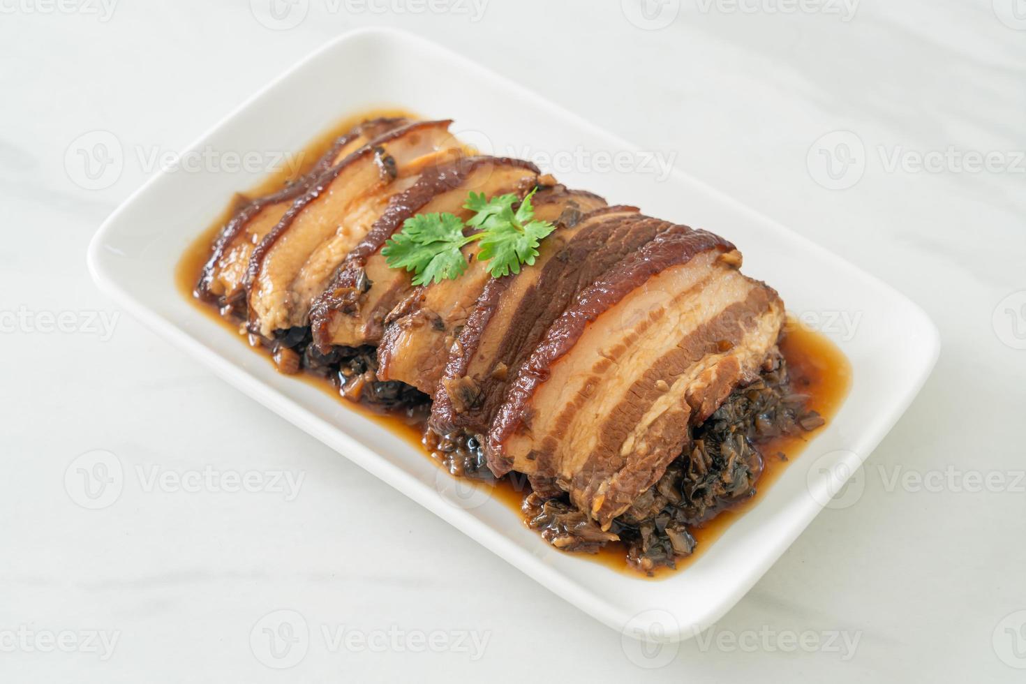 Dampfbauchschweinefleisch mit Senfkohl-Rezepten oder Mei Cai Kou Rou foto