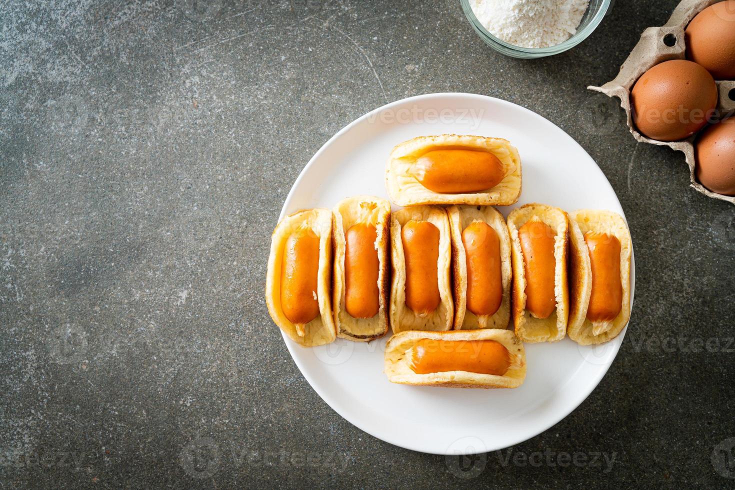 flache Pfannkuchenrolle mit Wurst foto