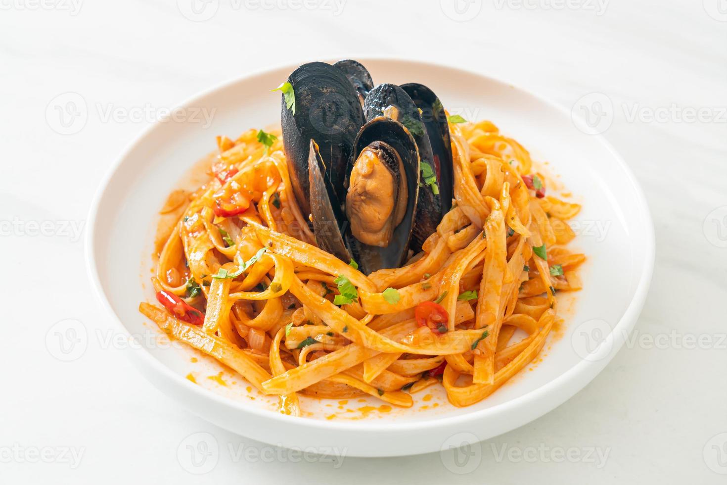 Spaghetti-Nudeln mit Mies- oder Venusmuscheln und Tomatensauce foto