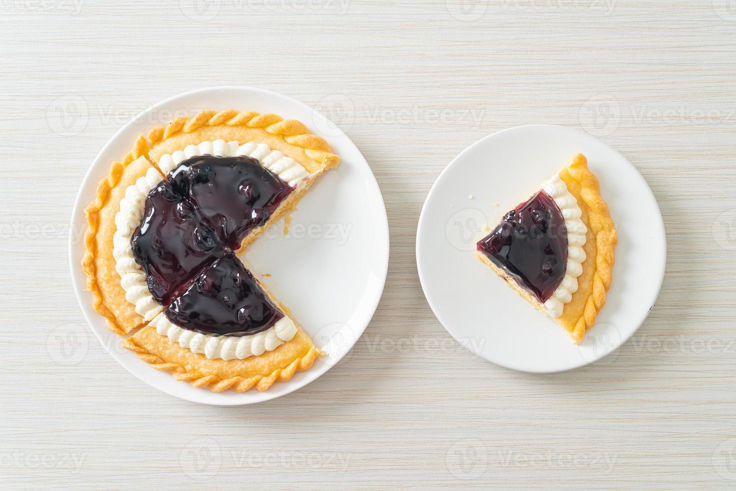 Blaubeerkäsekuchen auf weißem Teller foto