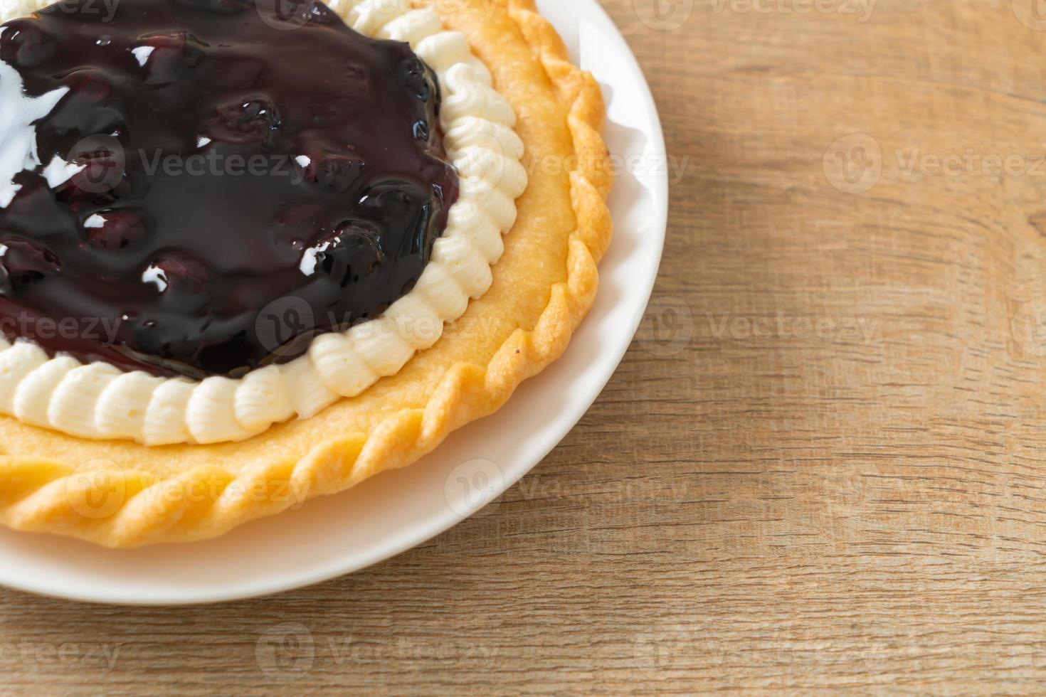 Blaubeerkäsekuchen auf weißem Teller foto