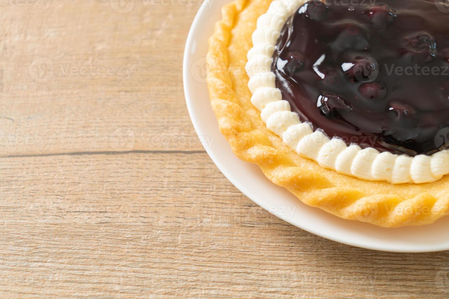 Blaubeerkäsekuchen auf weißem Teller foto