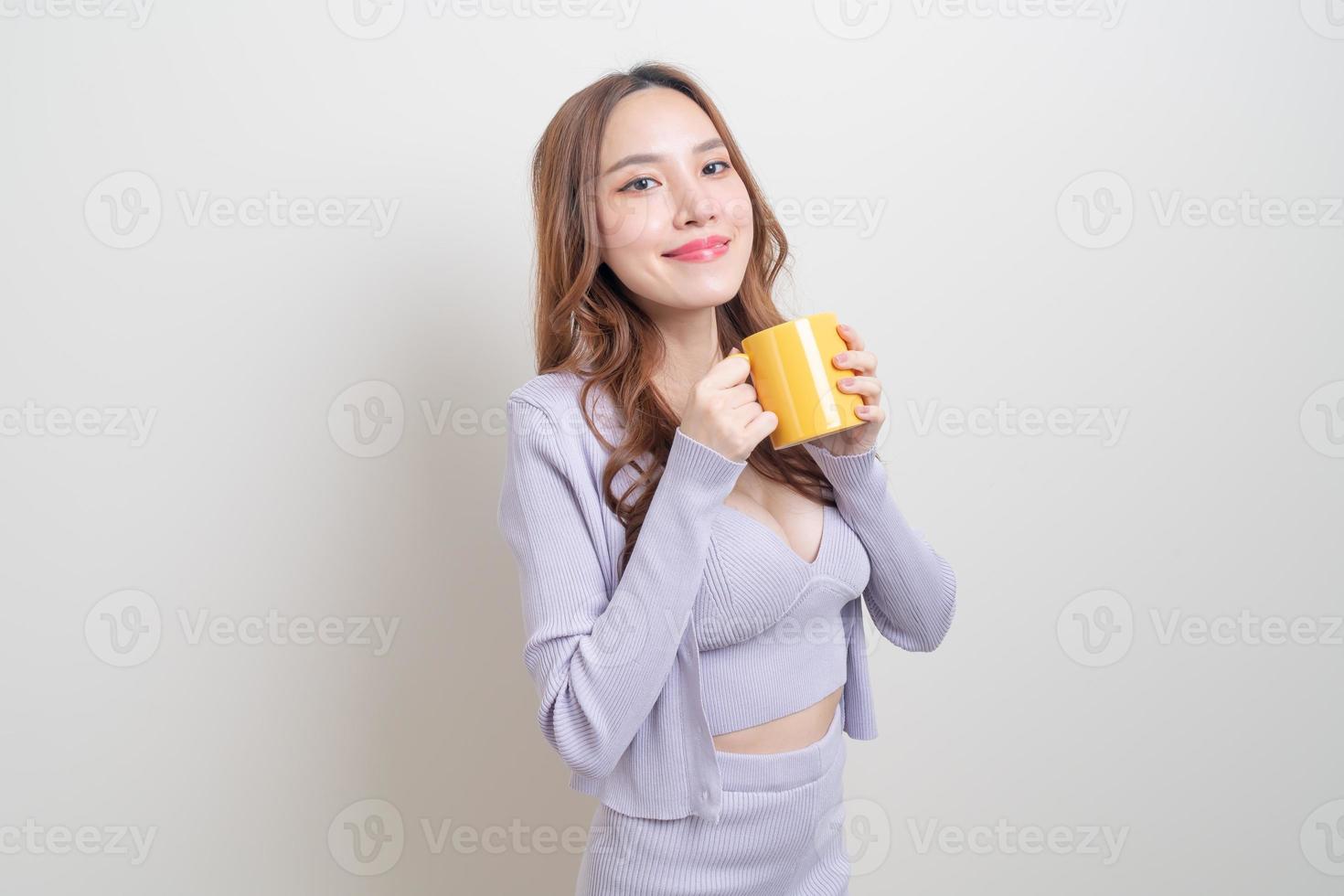 Porträt schöne asiatische Frau mit Kaffeetasse oder Tasse foto