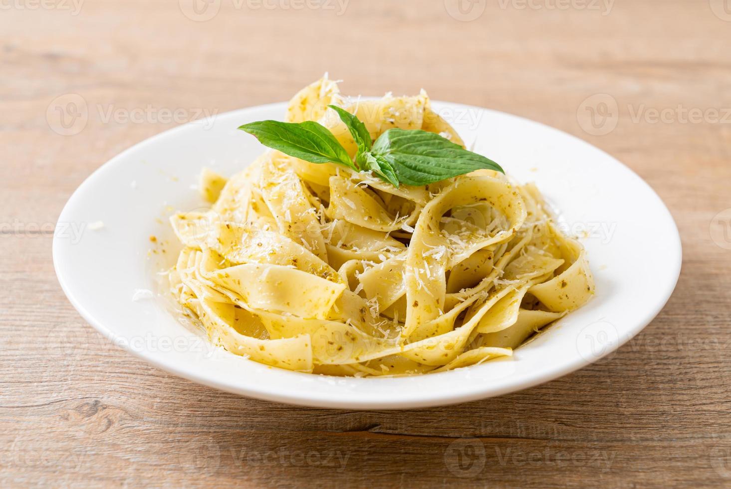 Pesto-Fettuccine-Nudeln mit Parmesankäse darüber foto