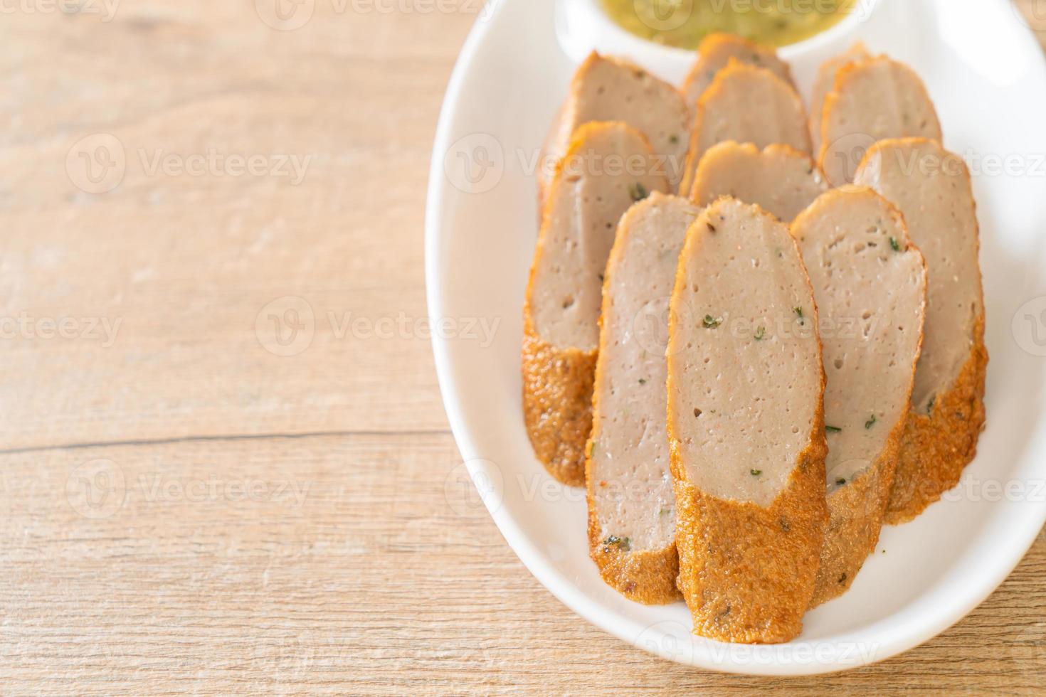 gebratener Fischkuchen oder Fischbällchen foto