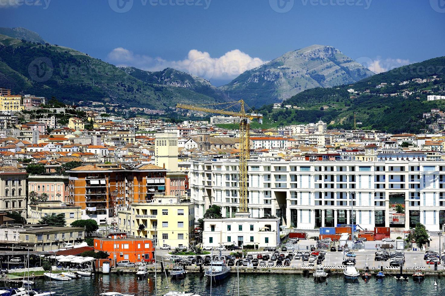 Wohnungen und der Hafen von Salerno foto