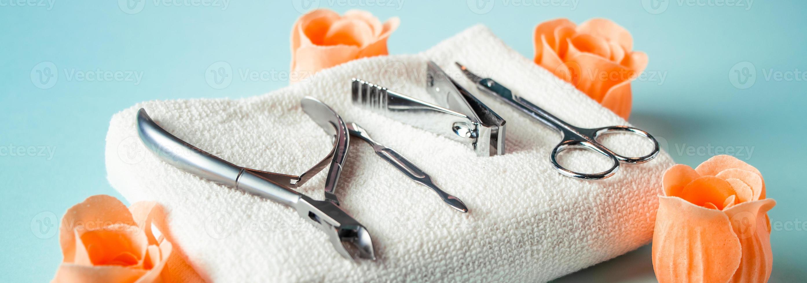 Werkzeuge für Maniküre und Nagelpflege auf blauem Hintergrund. foto