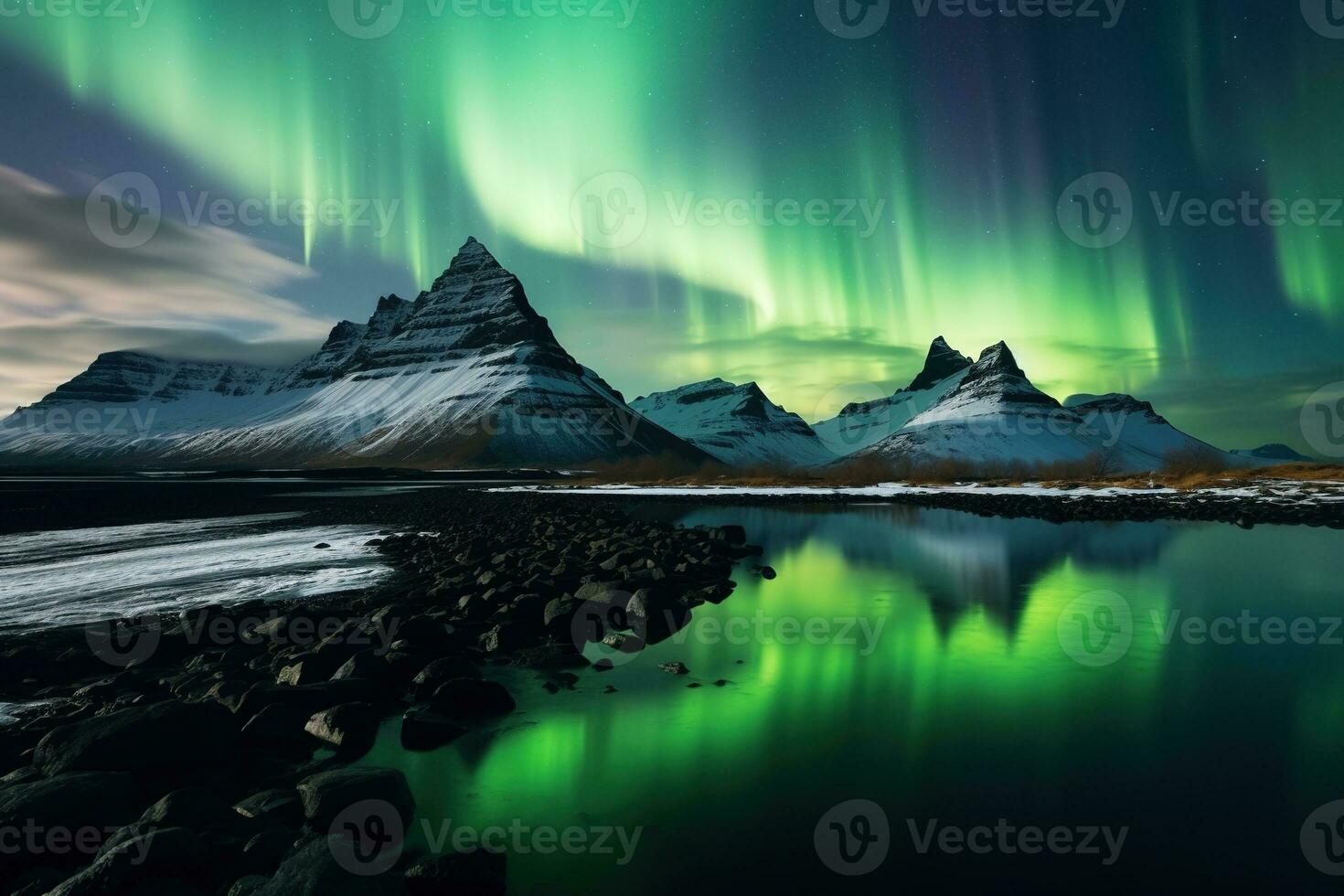 Aurora Borealis im Island mit Schnee bedeckt Berge und Betrachtung ai generiert foto