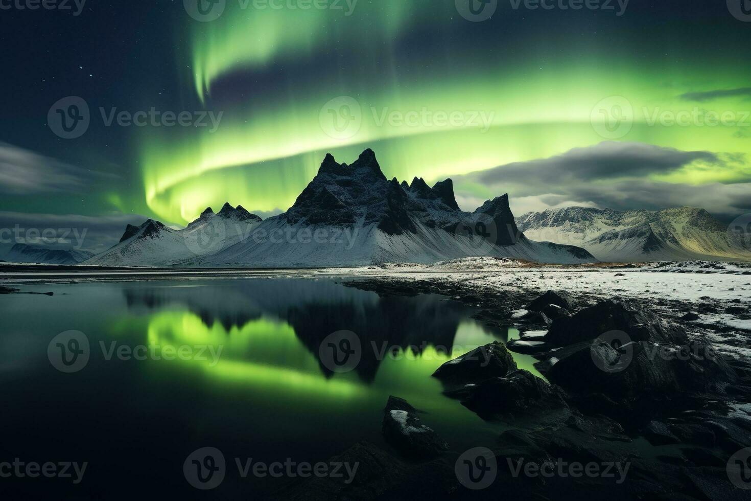 Aurora Borealis im Island mit Schnee bedeckt Berge und Betrachtung ai generiert foto