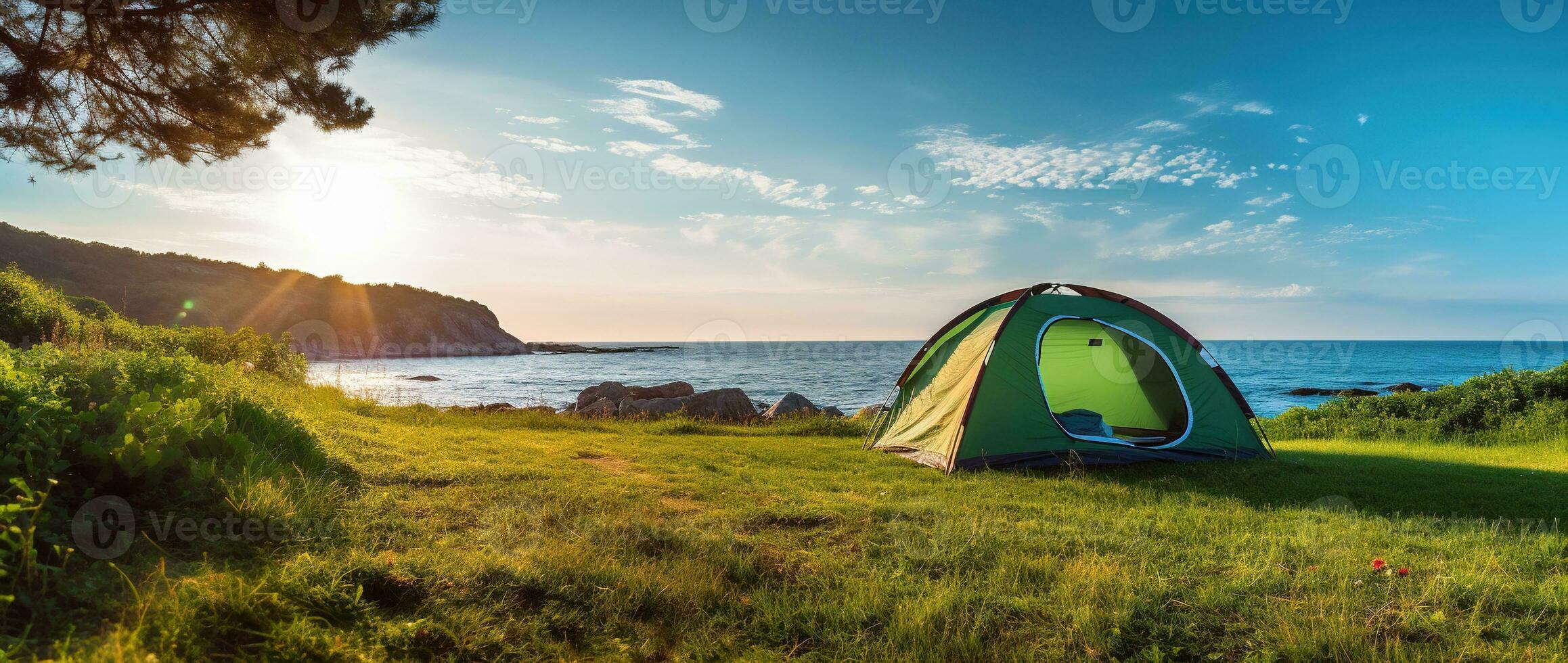 Camping Zelt und Camping Ausrüstung auf Grün Gras mit Meer Aussicht Hintergrund ai generiert foto