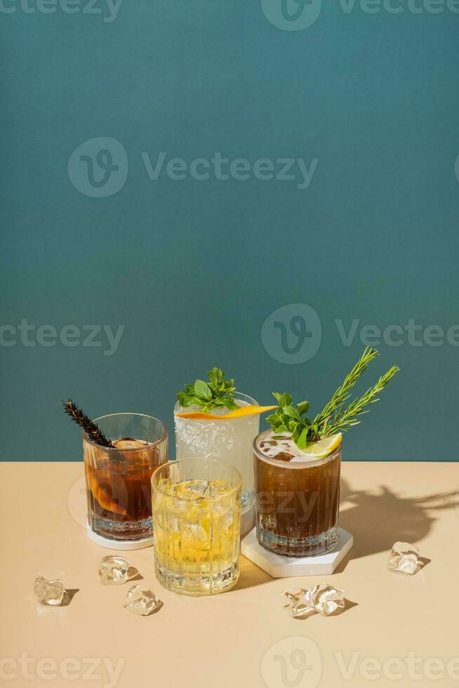 Komposition mit alkoholisch Cocktails auf Podium mit Eis auf farbig Hintergrund. foto