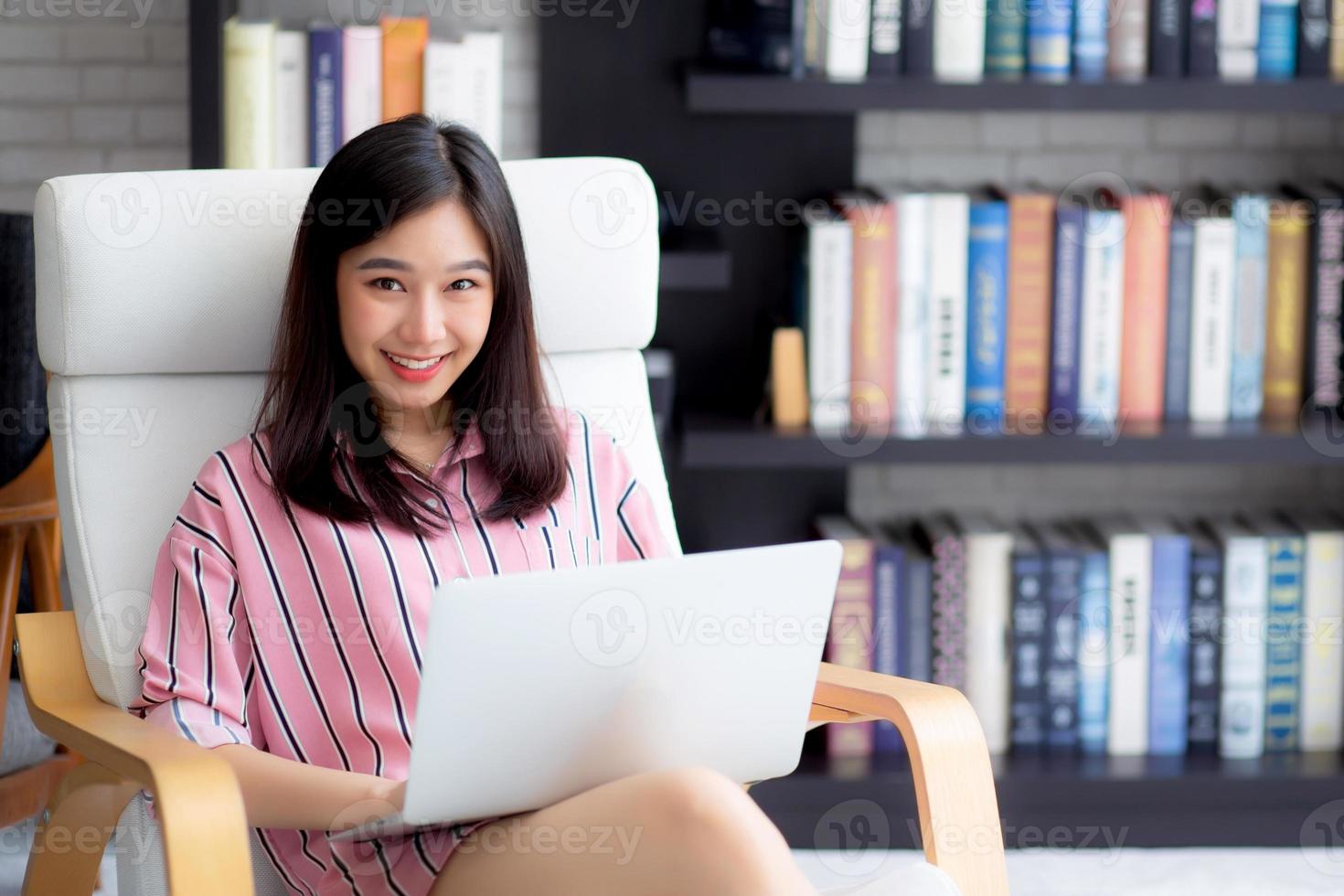 junge asiatische Frau, die an Laptop-Computer arbeitet. foto