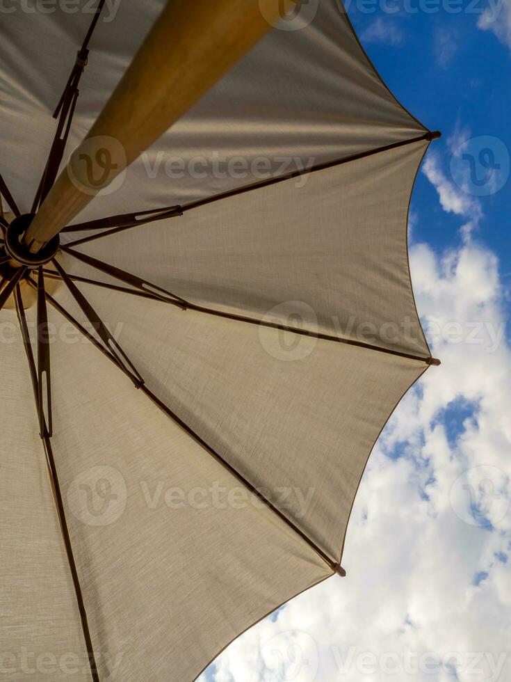 groß Regenschirm gemacht von Kattun Dort ist ein Bambus Regenschirm Rahmen foto