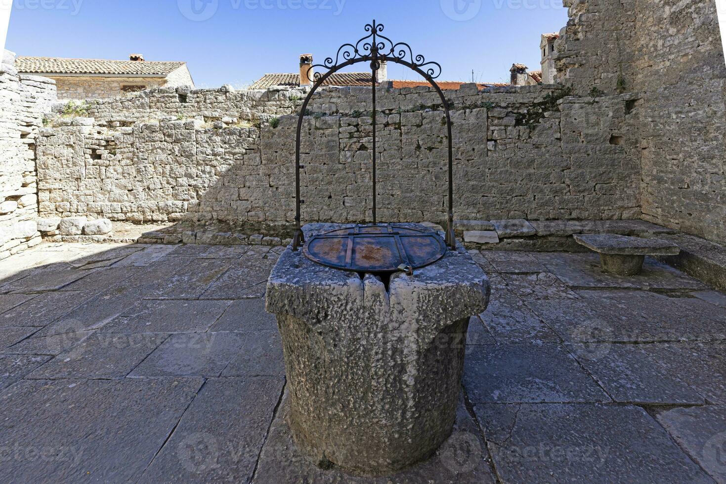 Bild von ein historisch Stein Brunnen im ein mittelalterlich Stadt, Dorf foto
