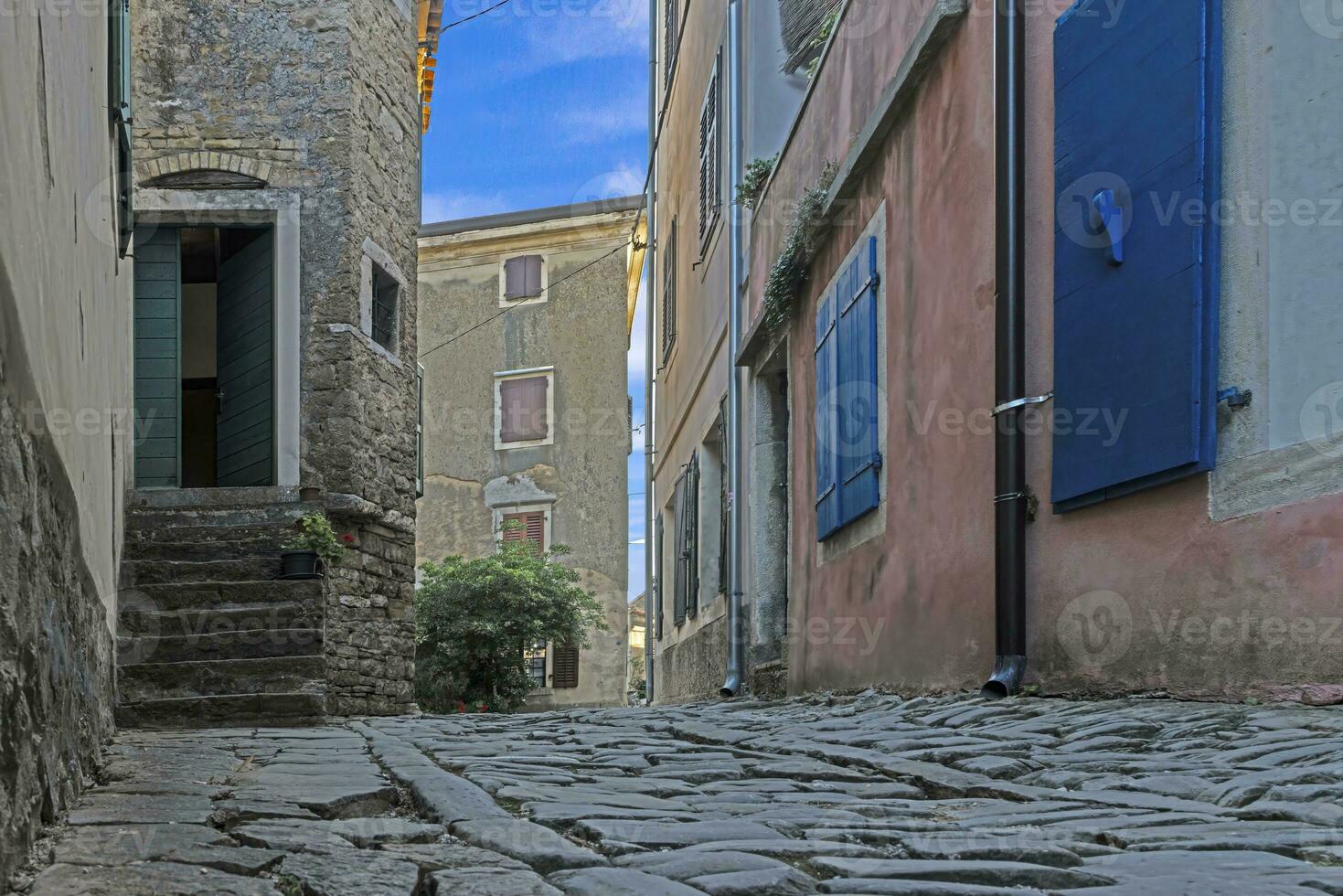 Bild von das Stadt, Dorf von groznjan mit idyllisch Kopfsteinpflaster Straßen und Gebäude gemacht von natürlich Stein foto