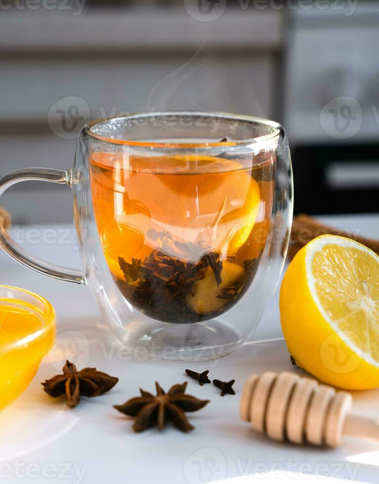 ein schwarz Tee mit Zitrone und Honig auf das Tabelle im das Küche. köstlich und Vitamin Tee im das Morgen. Nahansicht. selektiv Fokus. foto