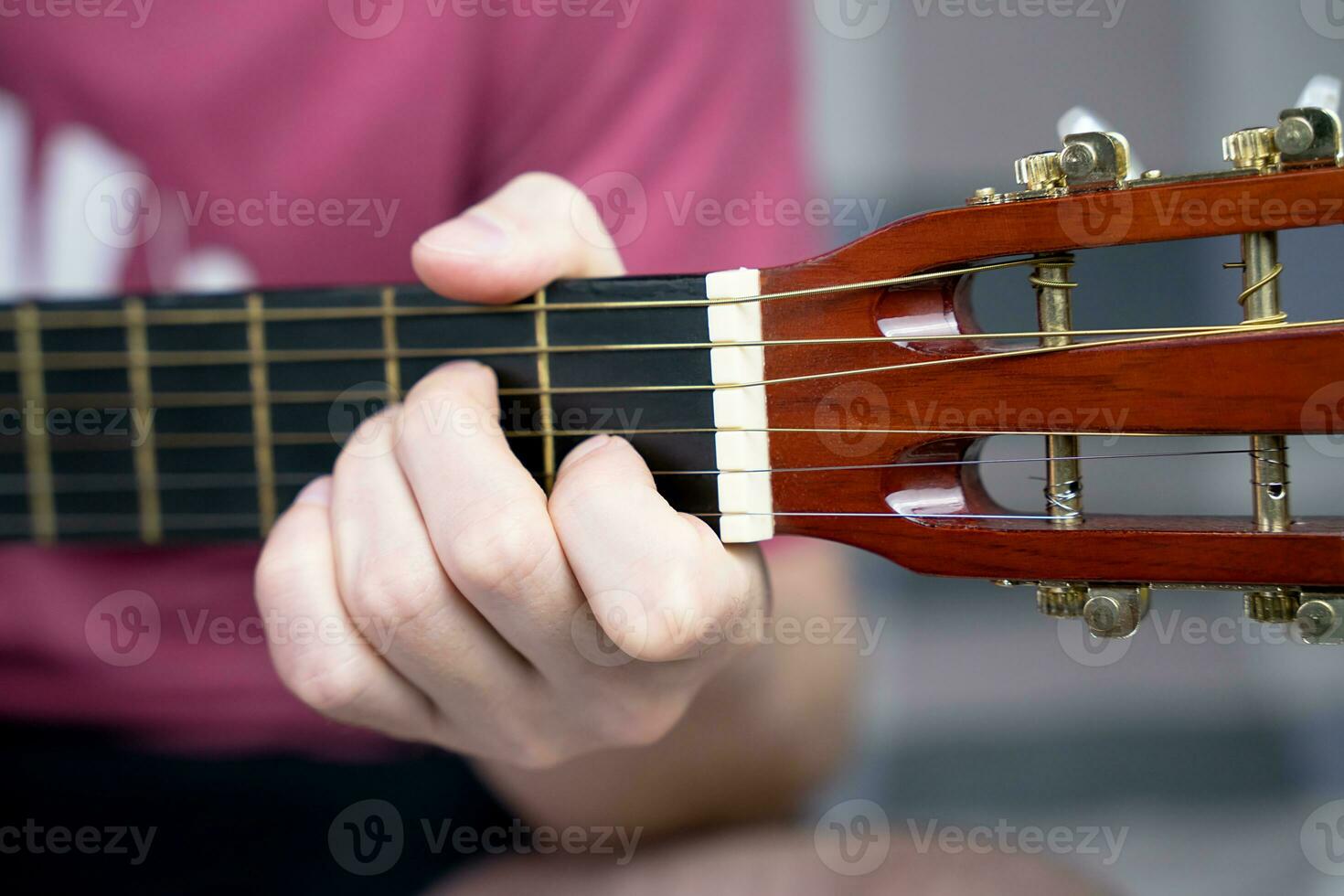 ein jung Mann Theaterstücke das Gitarre. Nahansicht. selektiv Fokus. foto