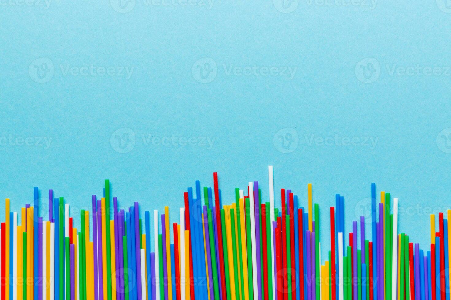Haufen von bunt Plastik Trinken Strohhalme auf farbig Hintergrund, eben legen. Kopieren Raum zum Text foto