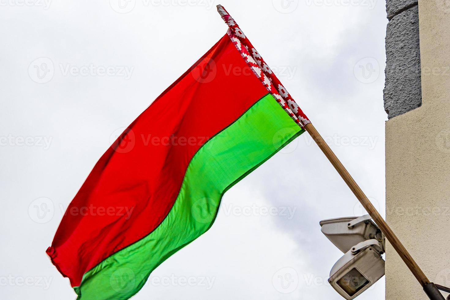 Weißrussland-Flagge an einem Gebäude in Minsk Weißrussland foto