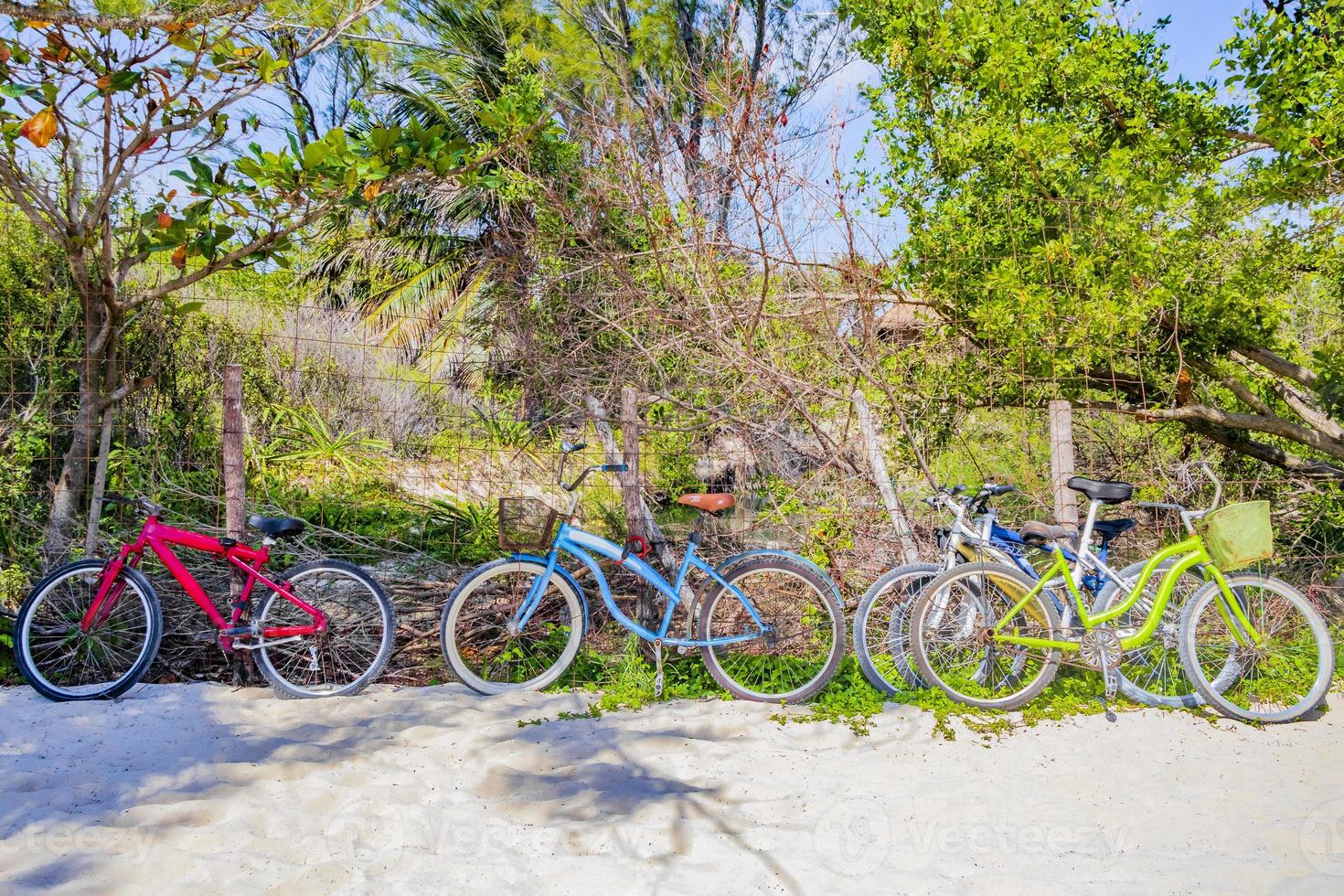 bunte geparkte Fahrräder am Strand Playa del Carmen in Mexiko foto