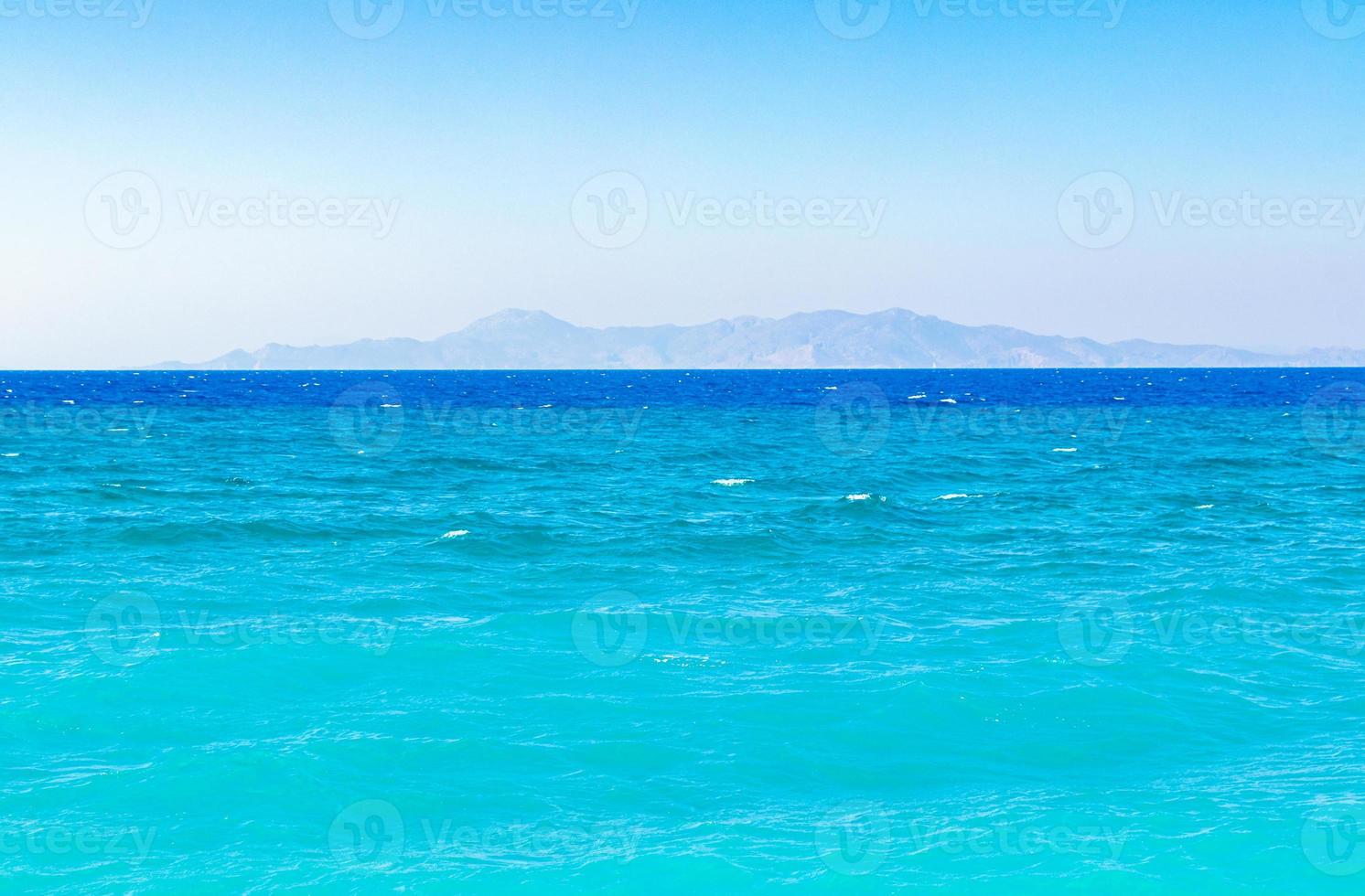 kremasti beach rhodos griechenland türkisfarbenes wasser und türkei blick. foto