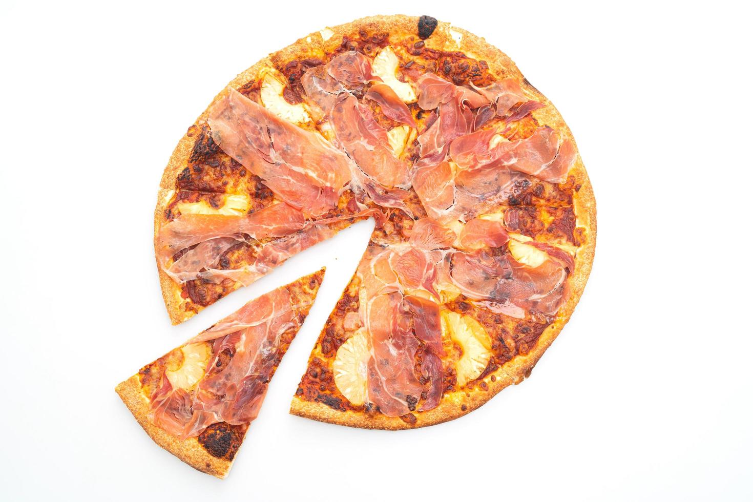 Pizza mit Prosciutto oder Parmaschinken Pizza auf weißem Hintergrund foto