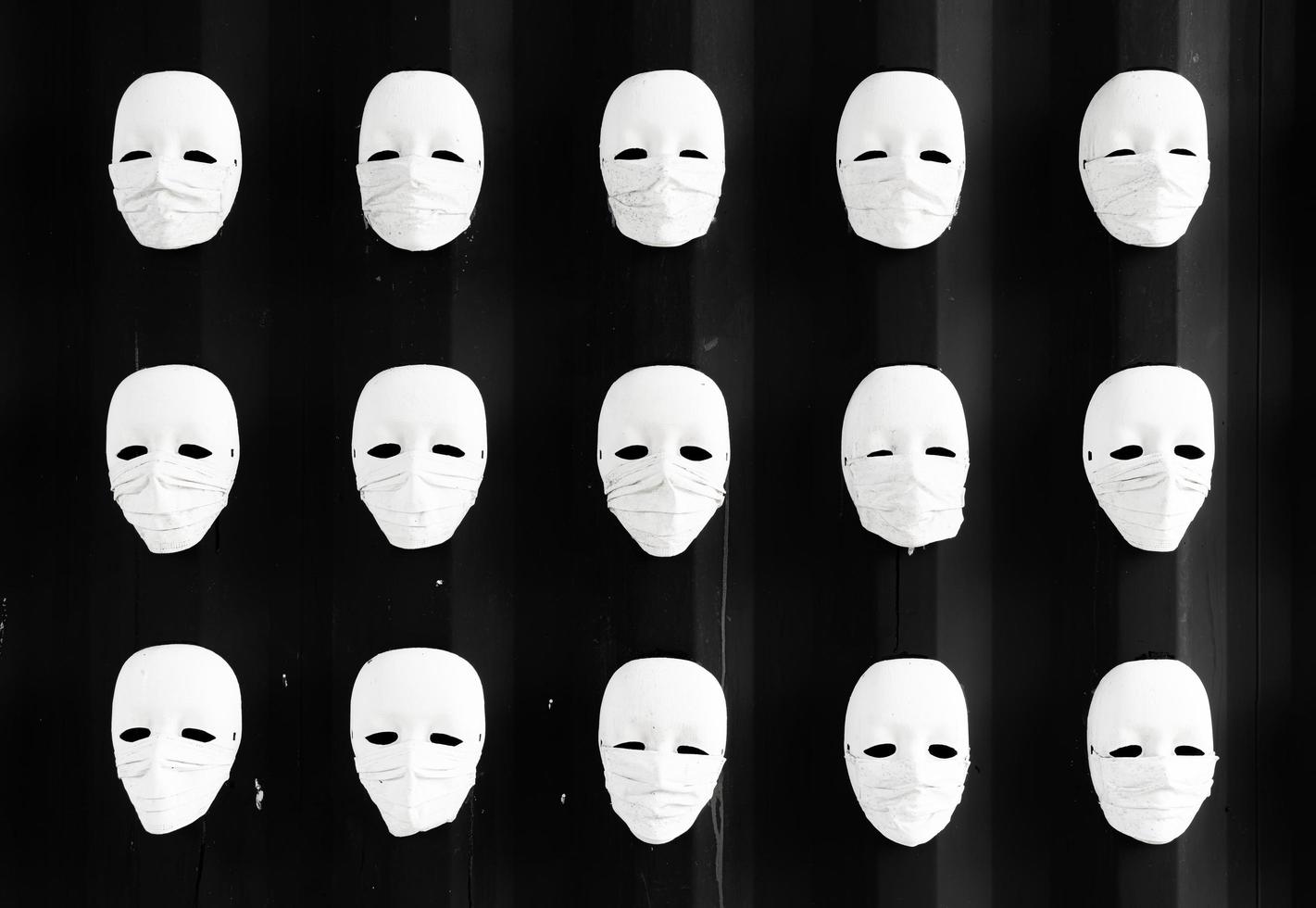 Maske mit OP-Maske mit schwarzer Wand foto