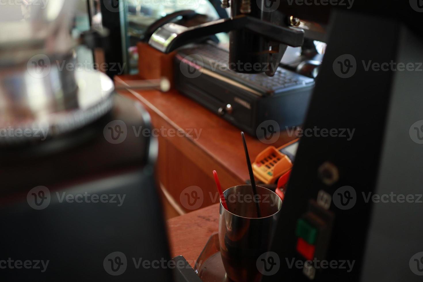 Professionelle Kaffeemaschine macht Espresso. foto