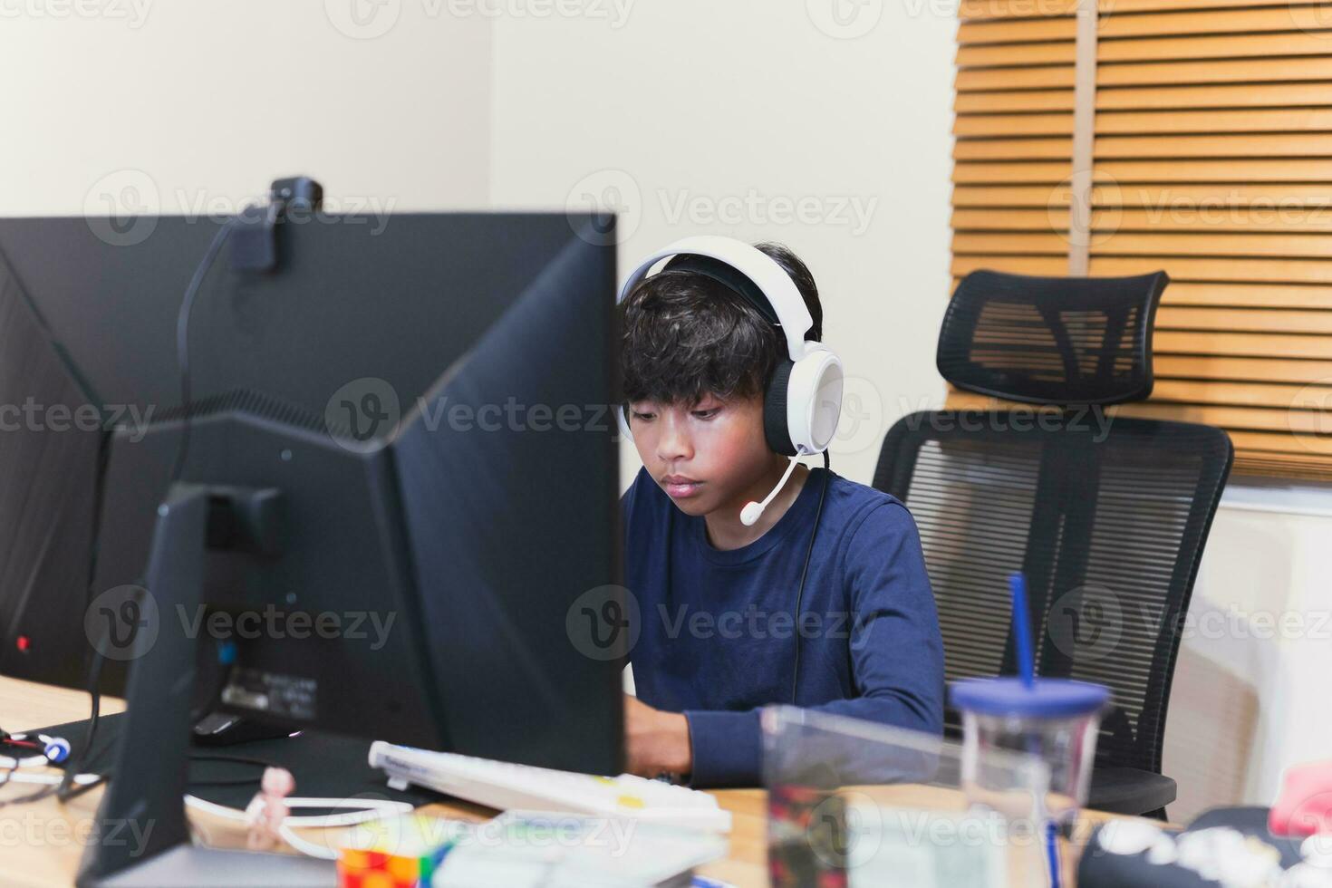 Teenager Junge tun Hausaufgaben auf Computer beim heim. foto