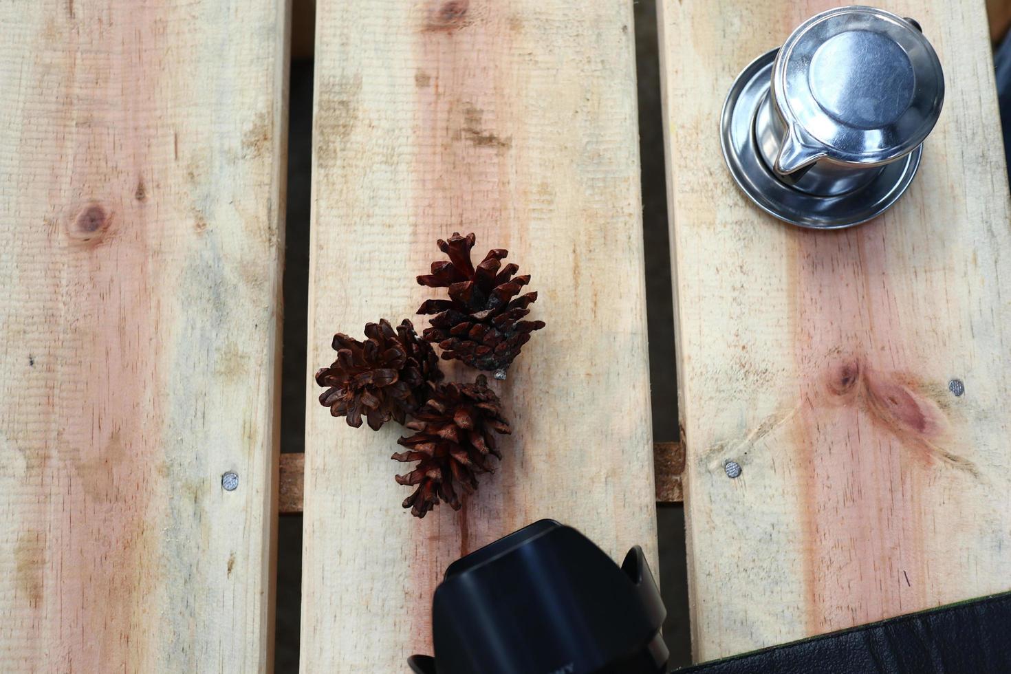 Kaffeegetränke auf Holztischen serviert, mit zusätzlichen Kieferndekorationen foto