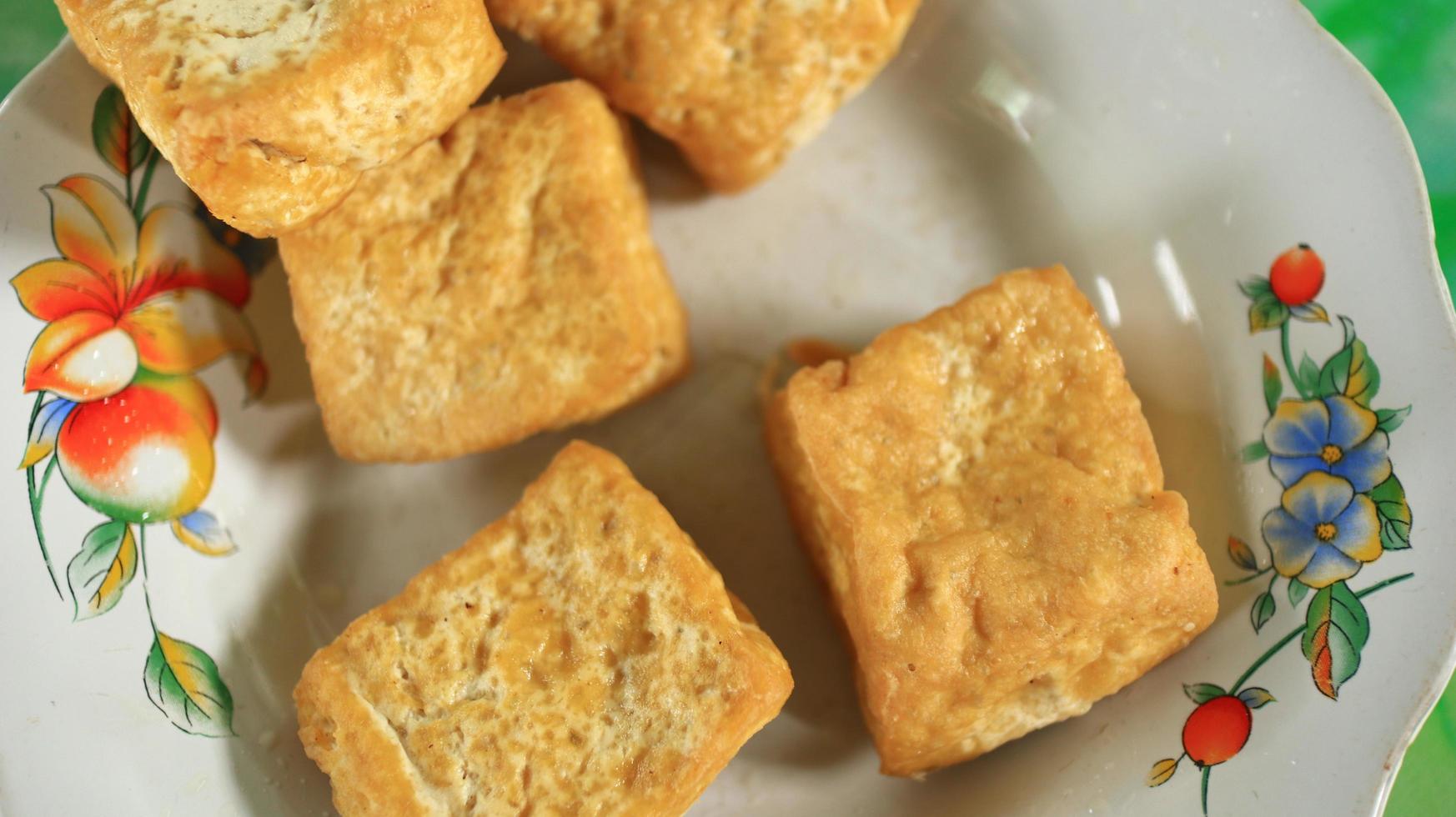 gebratener Tofu auf einem weißen Teller, leckeres Essen, weißer Tofu foto