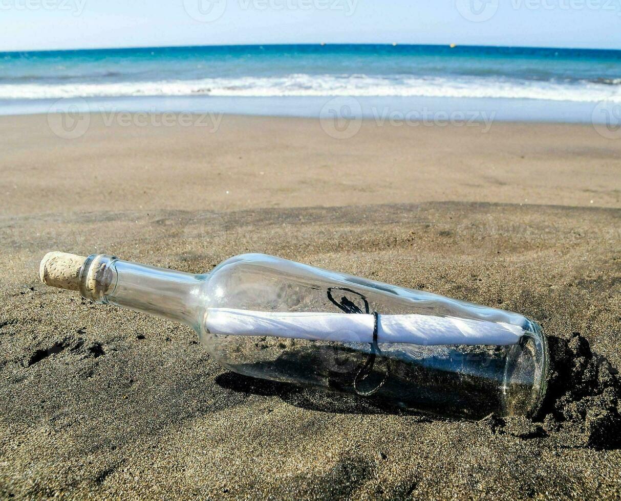 Flaschenpost am Strand foto
