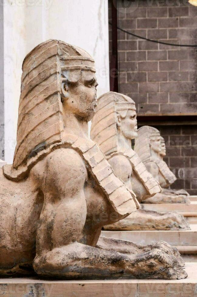 Statuen von ein ägyptisch Mann mit ein Kopfschmuck foto