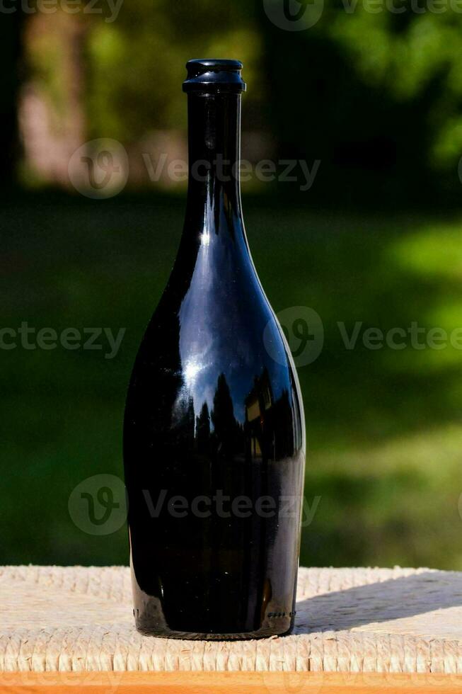 ein schwarz Flasche Sitzung auf ein hölzern Tabelle foto