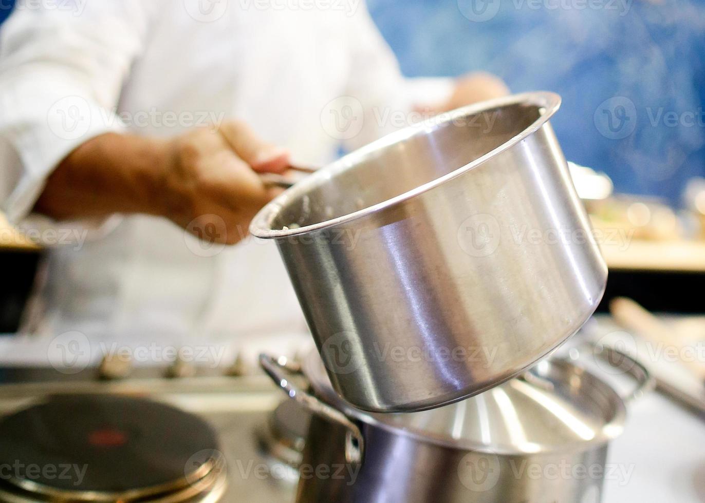 Koch kocht Essen in der Küche, Koch bereitet Essen zu foto