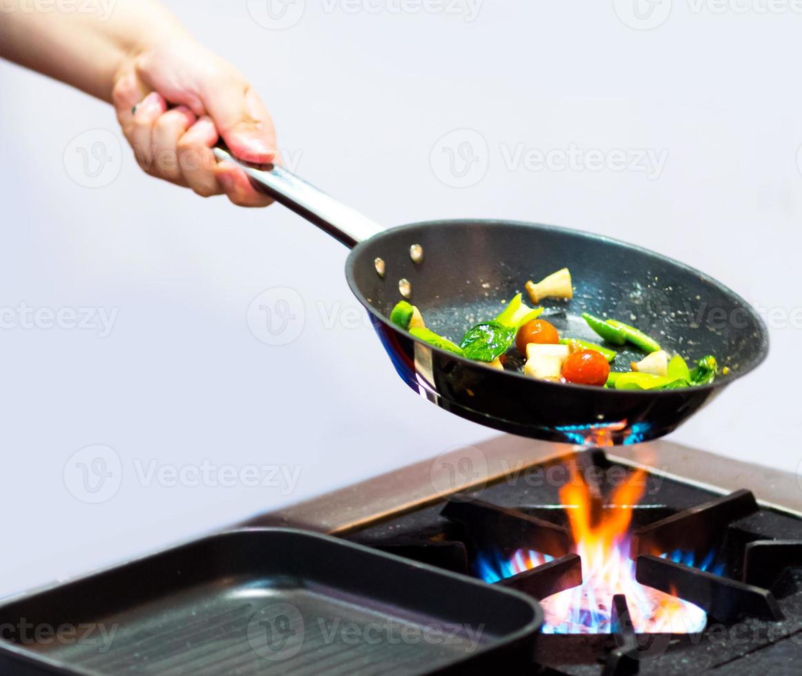 Koch kocht Essen, Essen, in der Küche foto