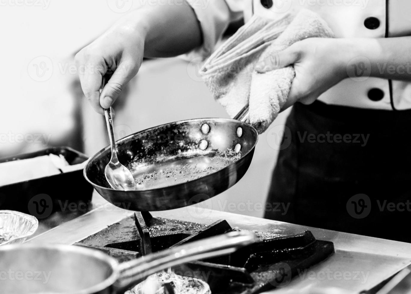 Koch kocht Essen, Essen, in der Küche foto