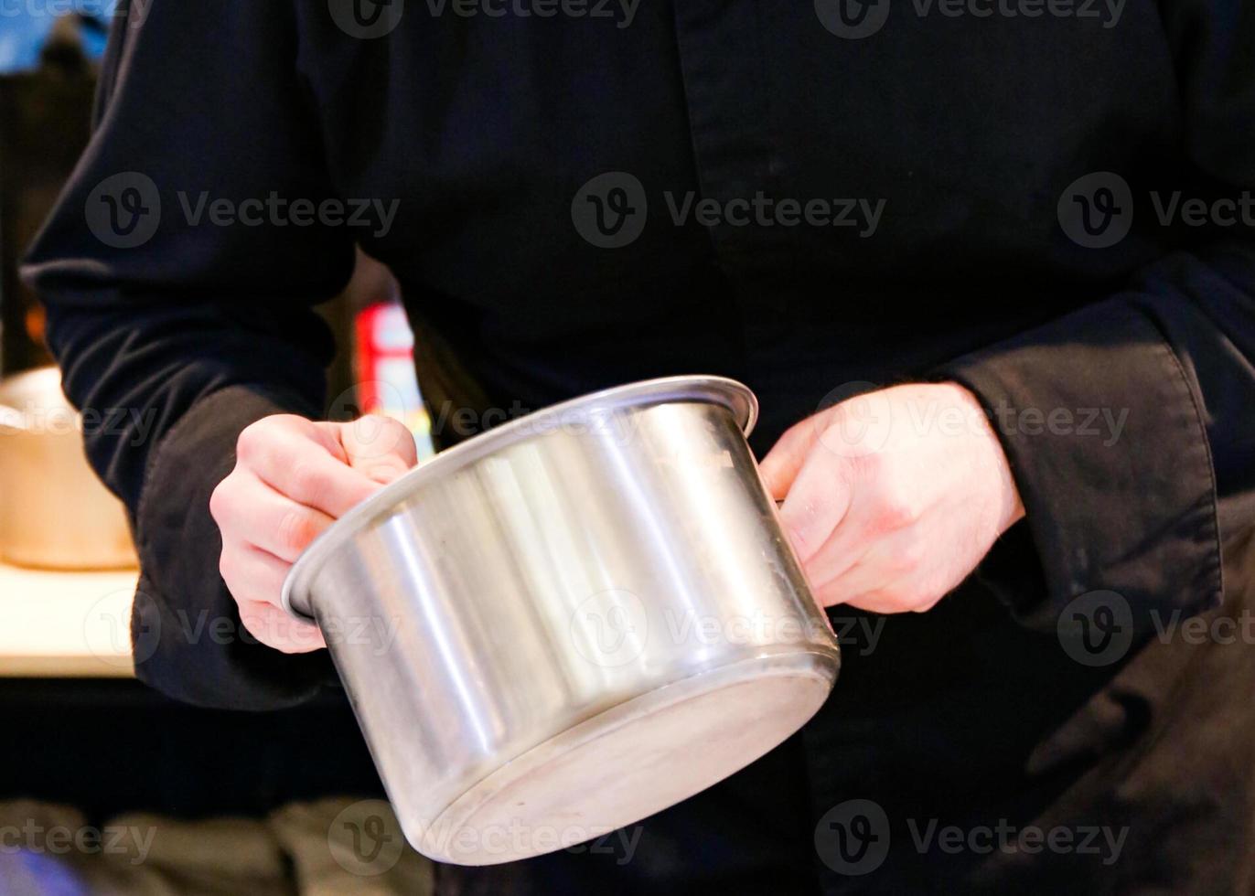 Koch kocht Essen in der Küche, Koch bereitet Essen zu foto