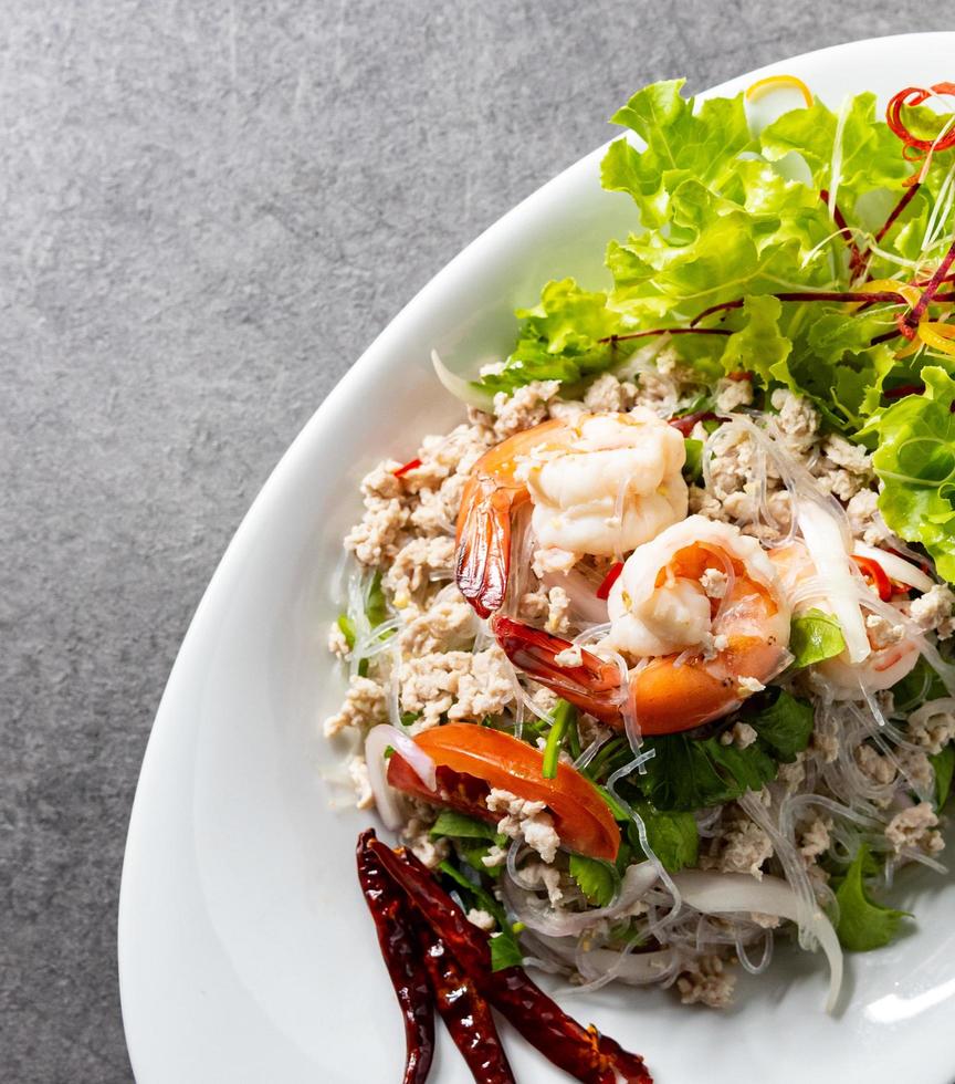 Garnelen-Vermicelli-Salat, würziger Nudelsalat, thailändischer würziger Salat foto