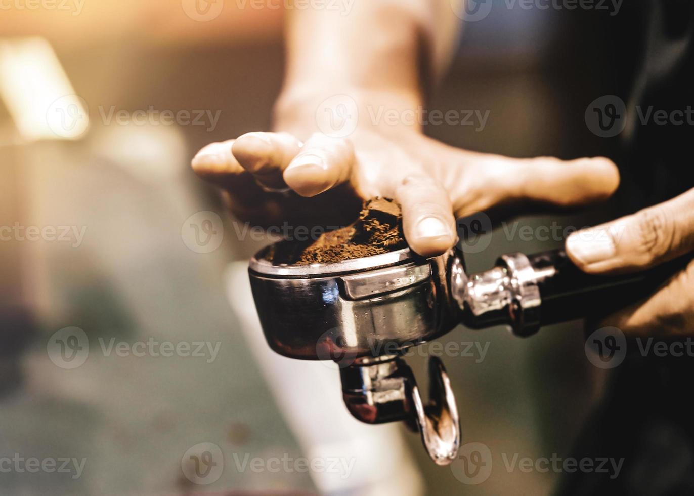 Espressomaschine, die einen Kaffee brüht. Kaffee gießt in Gläser im Café, Espresso gießt aus der Kaffeemaschine foto