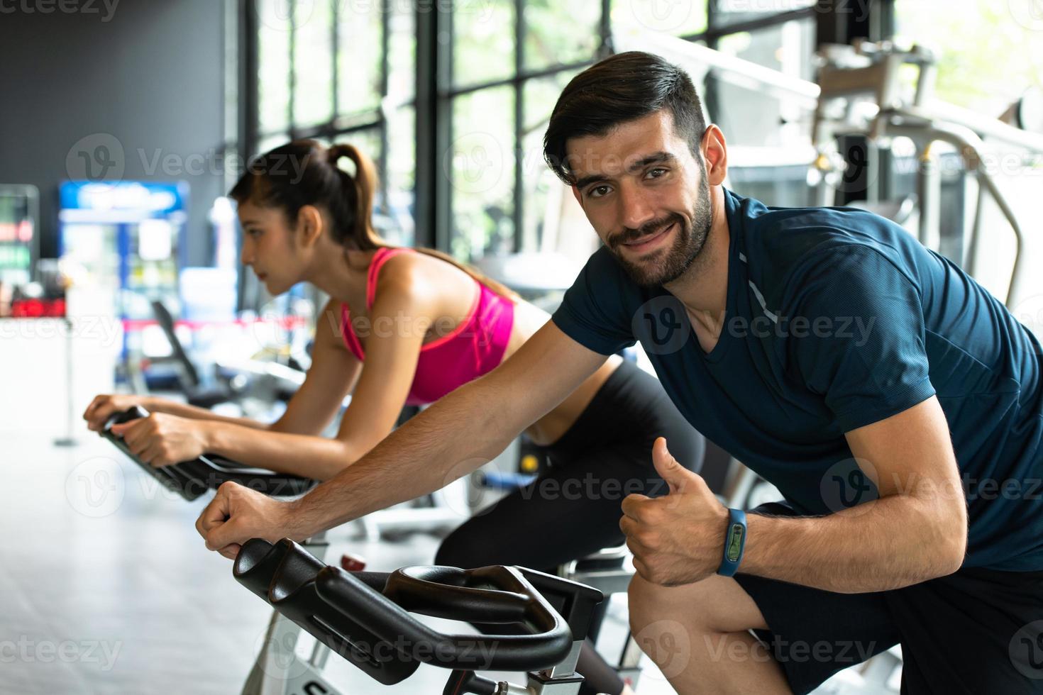 junge Paare trainieren im Fitnessstudio, um den Körper zu stärken. foto